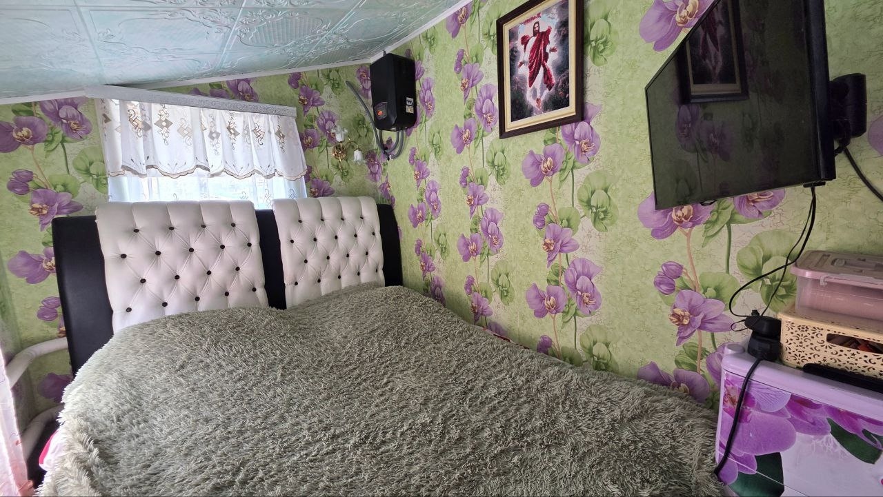 В продаже отличный Дом в Червонопартизанске р-н 63, ул. Матросова. Дом газифицирован🔥 Есть скважина 💦, вода заведена, горячая, холодная. Площадь =103,1 m. Участок =10 соток, земля приватизирована! Кирпичный дом, утеплён. Планировка: большой зал, кухня-гостинная, 2 спальни. Санузел в доме, туалет раздельный. Л...