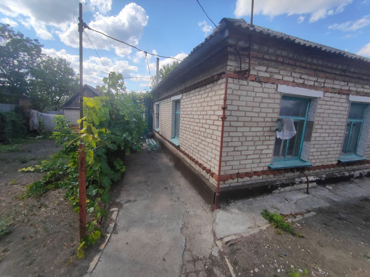 🏡 Продаётся дом — ул. 2-я Керамическая, Луганск 🏠 Общая площадь 74 м² 📐 Участок 6,8 соток 🏗 Дом из мергеля, облицован кирпичом 💡 В доме проведены вода, свет, газ 🌿 Ровный участок, возможность организовать парковочные места 🏚 Имеются хозяйственные постройки 📍 Удобное расположение — легко добраться в любую точк...