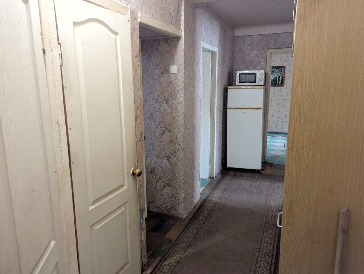 Продам 4х КОМНАТНУЮ квартиру Собственник 1/5 этаж, ул Гмыри, Алчевск, р-н Столицы, 7 школы Удобное местоположение, 2,7 млн р Окна пластик Никто не прописан, квартира без долгов и обременений, 1 взрослый собственник, документы РФ Обращаться по номеру 8 959 201-76-17...