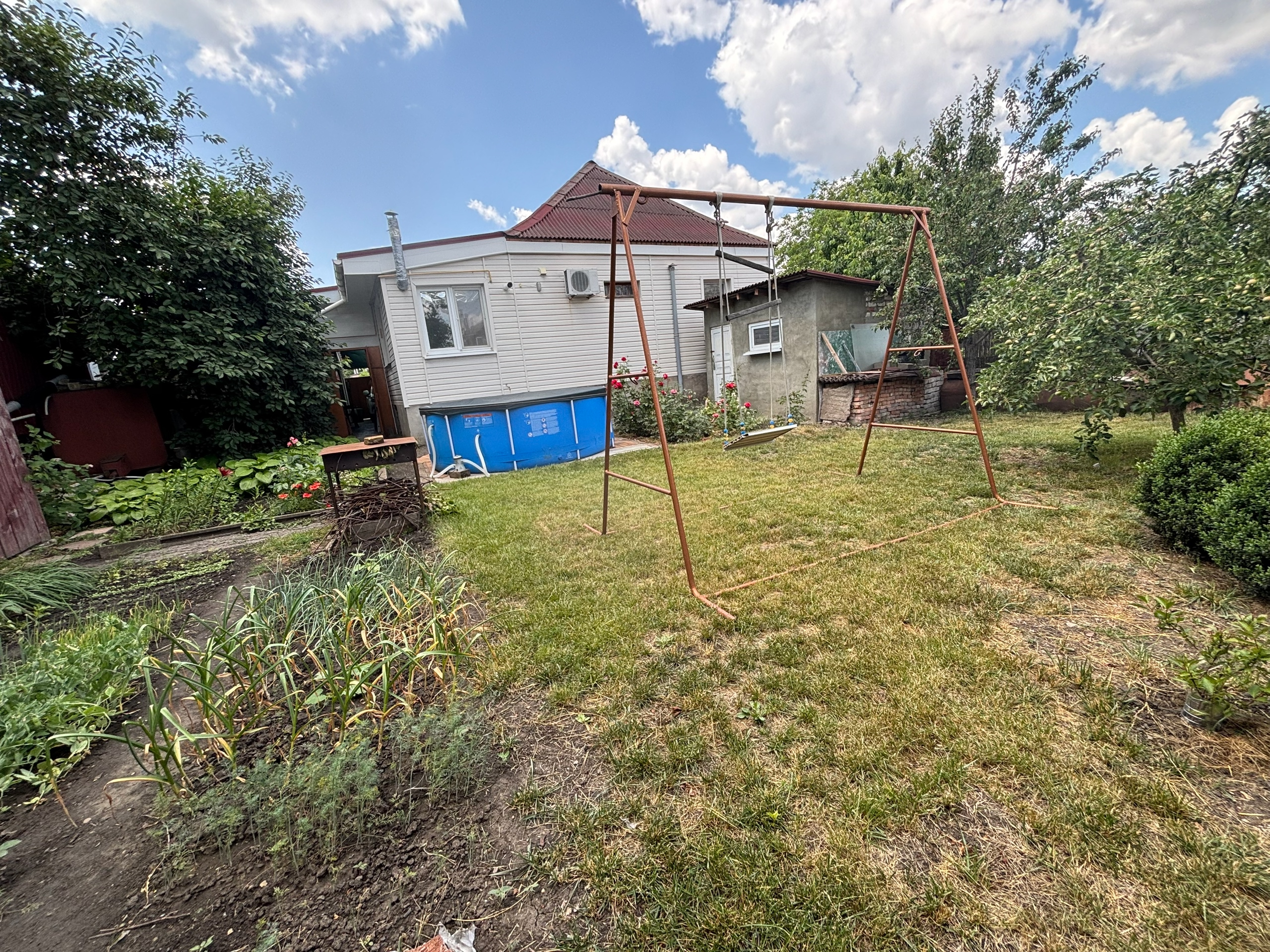 Продам отличный дом (р-н кв. Якира) Аэродромный проезд. Общая площадь 77 кв м, высота потолков - 2,8 м, крыша - андулин (утеплена), дом шлаконаливной, облицован кирпичом, утеплен и обшит сайдингом, фундамент - фагот. 4 изолированных комнаты (15,8 кв м,10 кв м,9 кв м и 8 кв м), кухня-11 кв м, просторная прихож...