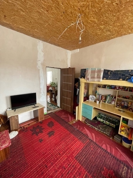 🏡 Продается просторный дом в Алчевске 📍 Адрес: ул. Чернышевского 📐 Площадь дома: 120 кв.м. | Участок: 7,5 соток ✅ Коммуникации и состояние: 🔹 Все коммуникации подведены: свет, газ, водопровод, центральная канализация, скважина 🔹 Дом стянут, крыша перекрыта шифером 🔹 Металлопластиковые окна 🔹 6 комнат для комф...