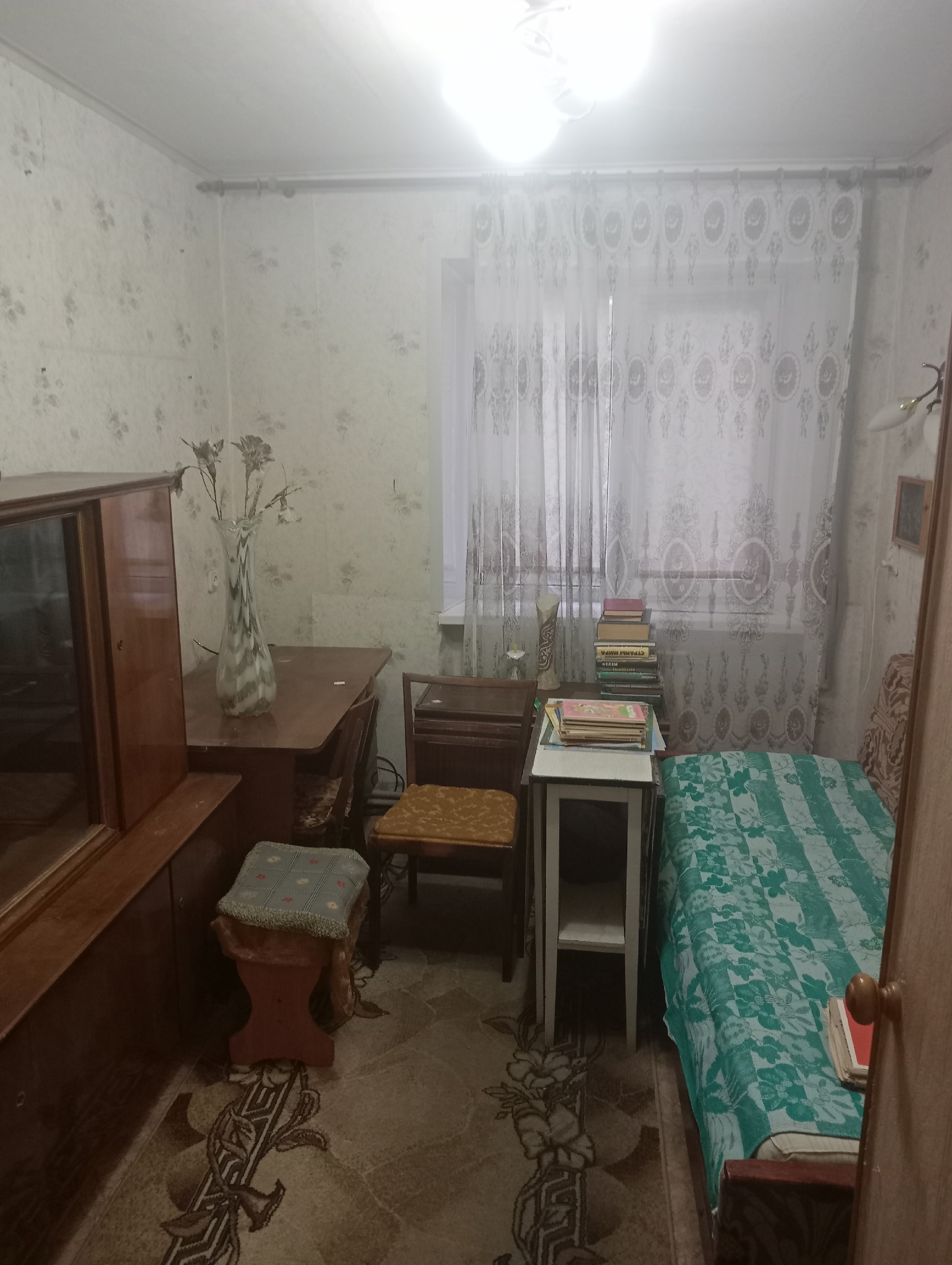 Продам 3кк,на кв.Комарова, Жовтневый район,за кинотеатром Мир, площадь 55кв.м,окна МП, кондиционер,с автономным отоплением,новые радиаторы ,санузел раздельный,3 этаж/5,жилое состояние, балкон,рядом школа и детский сад, кинотеатр Мир, магазин, удобная транспортная развязка! Документы РФ.прописанных нет Цена 4....