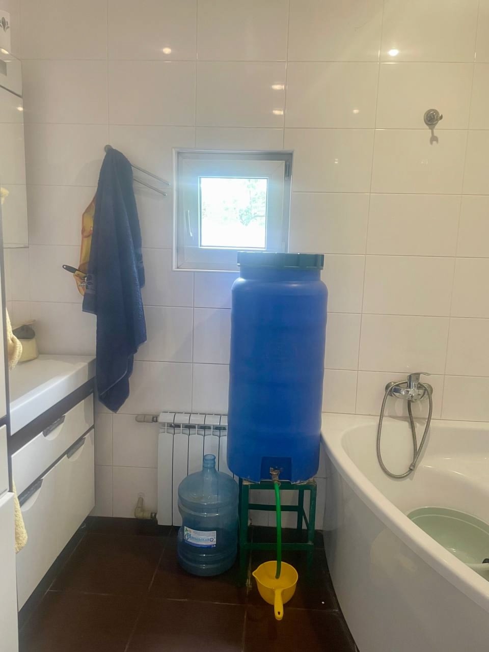 АЛЧЕВСК 🏡 ПРОДАЕТСЯ КОМФОРТАБЕЛЬНЫЙ ДОМ(74 кв. м.) С УЧАСТКОМ 📍 ул. Мичурина ✔ 3 комнаты + мансарда ✔ Современные коммуникации: ✔Автономное отопление ( одноконтурный котел) ✔Газовая колонка ✔Пластиковые трубы, металлопластиковые окна ✔Собственная скважина с чистой водой ✔Санузел с кафельной отделкой ✔Просторн...
