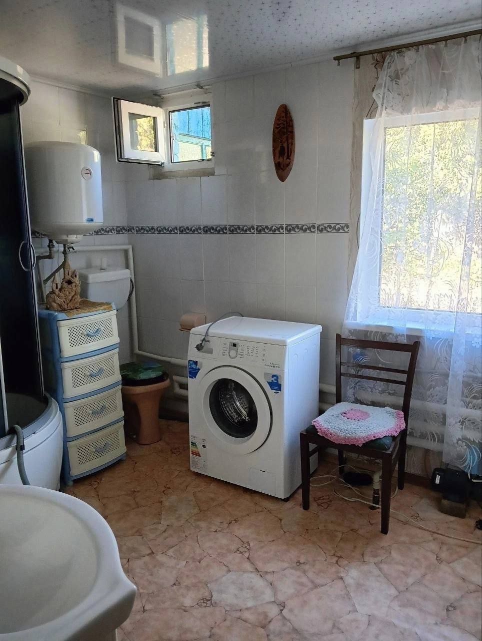 Продам дом в г. Красный Луч, р-н «Звезда» 3 комнаты, кухня, санузел. 70 кв.м. Пластиковые окна, душевая кабина, бойлер. Газифицирован, накопительный бак, насос, колодец. Жилое, хорошее состояние. Чистый и уютный. Двор 6 соток. Асфальтированный подъезд, рядом первая остановка «Звезды» и магазины. Цена: 2,4 млн...