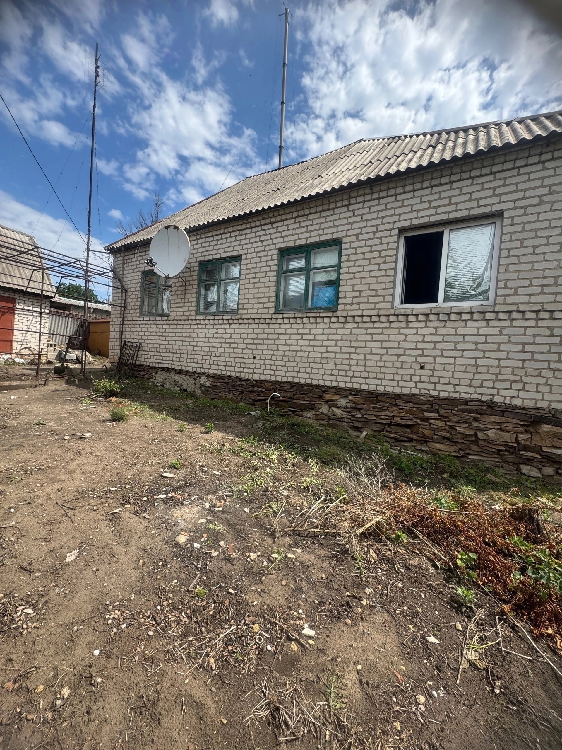 ‼‼Продам дом в г. Луганск, Каменнобродский район, ул. Серафимовича, кирпич / пенобетон, фундамент дикарь, жилое состояние, пл. 110 кв.м., кухня 12 кв....