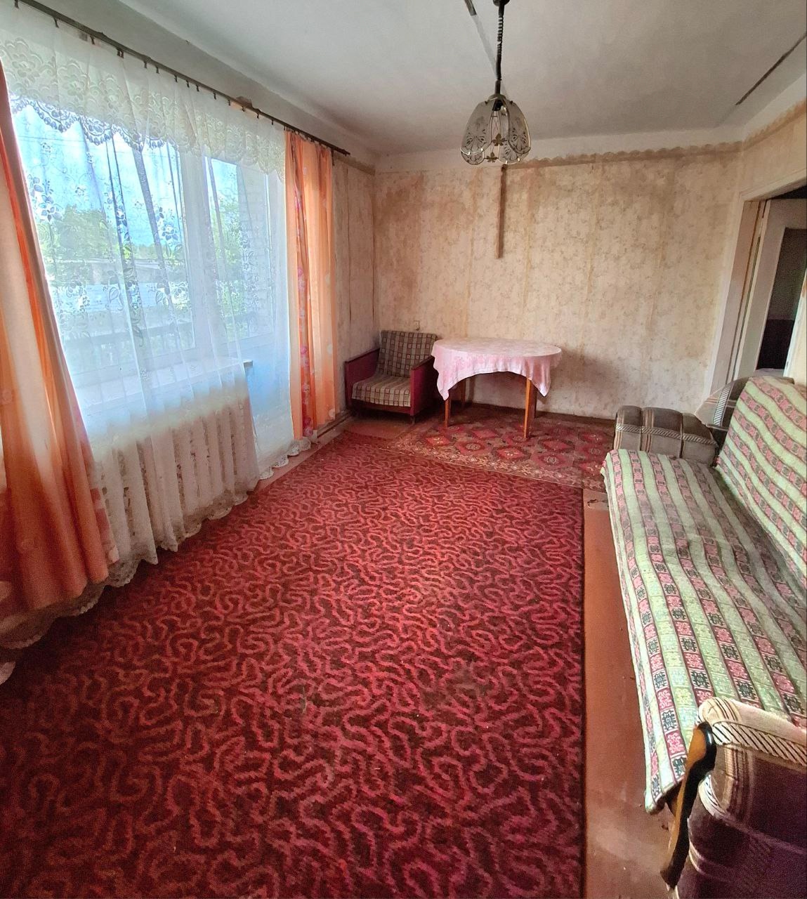 Продам 2-х комнатную квартиру в р-не станции Кондрашевская-Новая Станицы Луганской по ул. Школьная, 1/2 эт., 50 кв.м.общ.пл. Дом кирпичный, высокий цоколь, есть балкон, чистый подъезд. В квартире АВТОНОМНОЕ ОТОПЛЕНИЕ (двух контурный котел), МП окна, с/у раздельный. Квартира тёплая. Хорошее расположение: рядом...